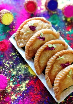 গুজিয়া (gujiya recipe in Bengali) রেসিপির প্রধান ছবি