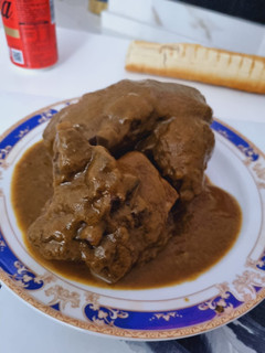 Una foto de Codillo al vino tinto