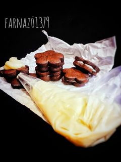 عکسی از دستور بیسکوییت کاکائویی و کرم قنادی