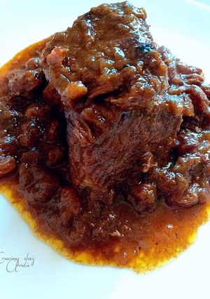 Una foto de Ternera caramelizada con pasas sultanas y especias nobles