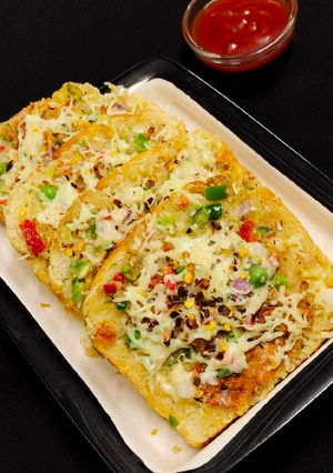 वेज चीज़ सूजी टोस्ट(veg cheese suji toast recipe in Hindi) रेसिपी मुख्य फोटो