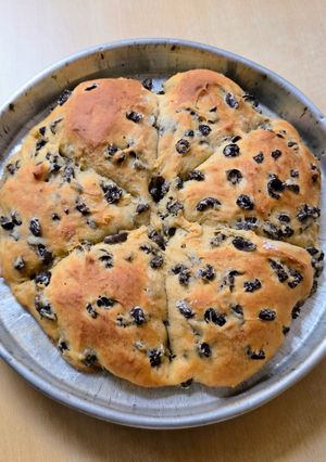 Una foto de Pan casero con aceitunas negras y aceite de oliva virgen extra 🫒