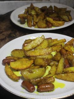 Una foto de Patatas gajo con salchichas de bote