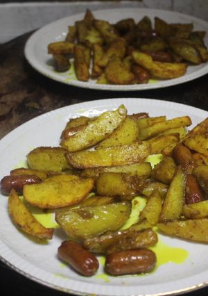 Una foto de Patatas gajo con salchichas de bote