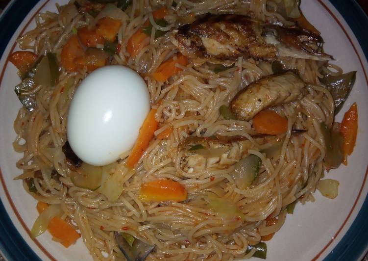 Spaghetti jollof & vegetables with fish & egg