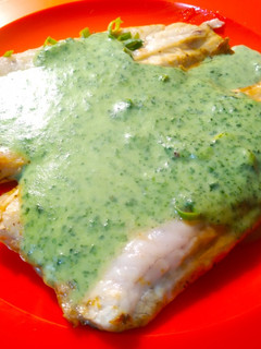 Una foto de Lubina con salsa de espinacas