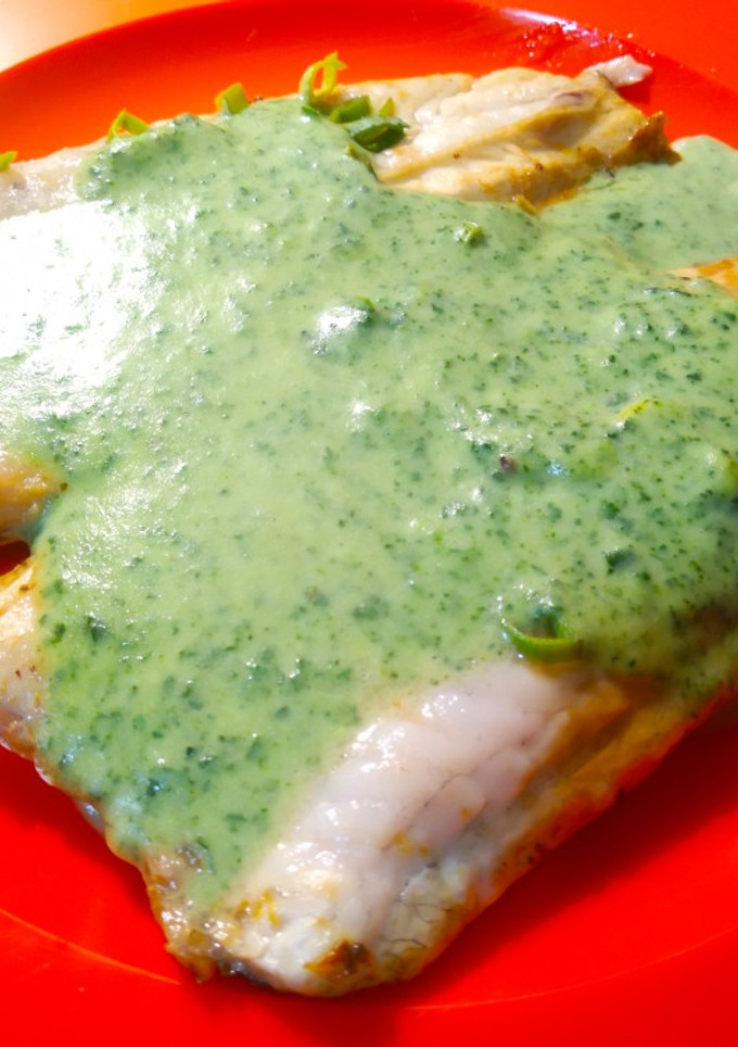 Una foto de Lubina con salsa de espinacas