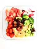 Ensalada fresca con fresas, dátiles y edamame | Receta fácil y saludable