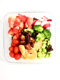 Una foto de Ensalada fresca con fresas, dátiles y edamame | Receta fácil y saludable