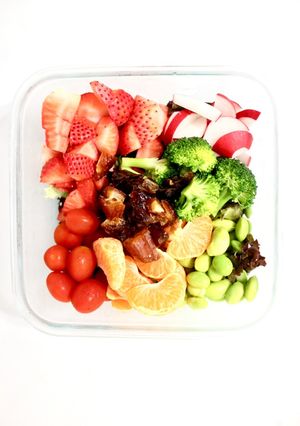 Una foto de Ensalada fresca con fresas, dátiles y edamame | Receta fácil y saludable