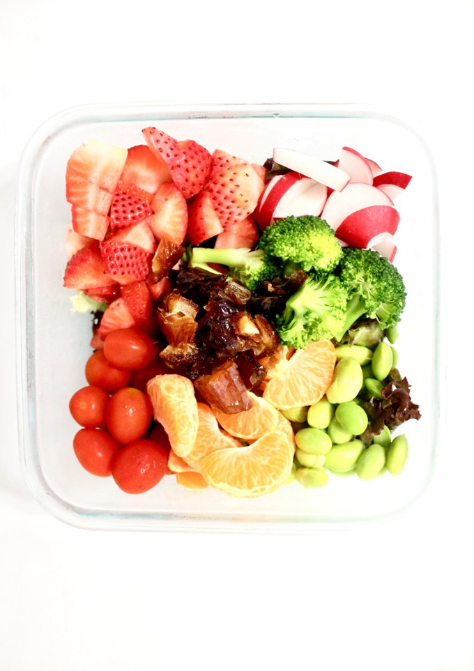 Una foto de Ensalada fresca con fresas, dátiles y edamame | Receta fácil y saludable
