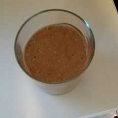 Una foto de Batido de plátano con nesquik avena y leche