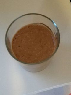 Una foto de Batido de plátano con nesquik avena y leche