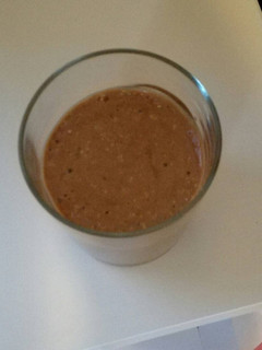 Una foto de Batido de plátano con nesquik avena y leche