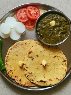 A picture of Sarson ka saag Makki ki Roti.