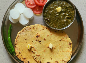 A picture of Sarson ka saag Makki ki Roti.