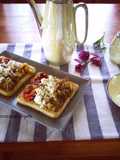 Pan frito templado con escalivada y queso griego con aceite Vida