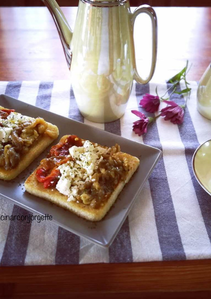 Una foto de Pan frito templado con escalivada y queso griego con aceite Vida