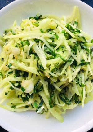 Hình của món Su su xào lá lốt.