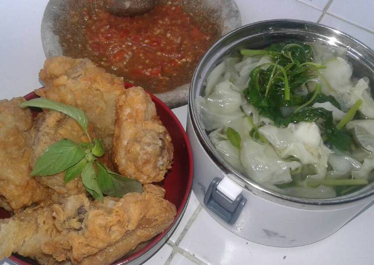 Ayam tepung, sambal tomat, sayur kuah bayam