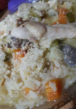 Una foto de Revuelto de verduras con arroz y pollo 🍗