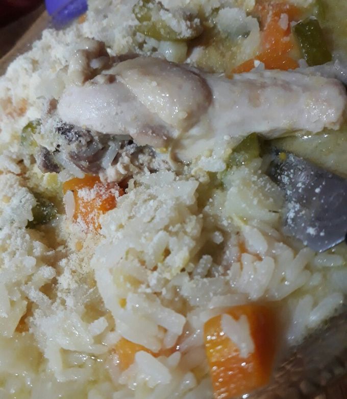 Una foto de Revuelto de verduras con arroz y pollo 🍗