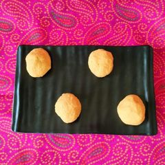A picture of Besan ladoo.