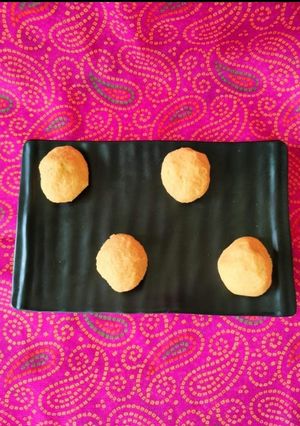 A picture of Besan ladoo.
