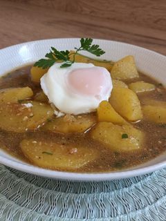 Una foto de Patatas en ajo pollo
