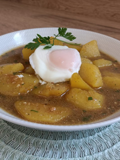 Una foto de Patatas en ajo pollo