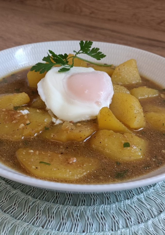 Una foto de Patatas en ajo pollo