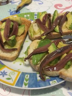 Una foto de Tosta de aguacate con anchoa