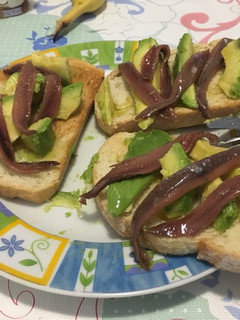 Una foto de Tosta de aguacate con anchoa