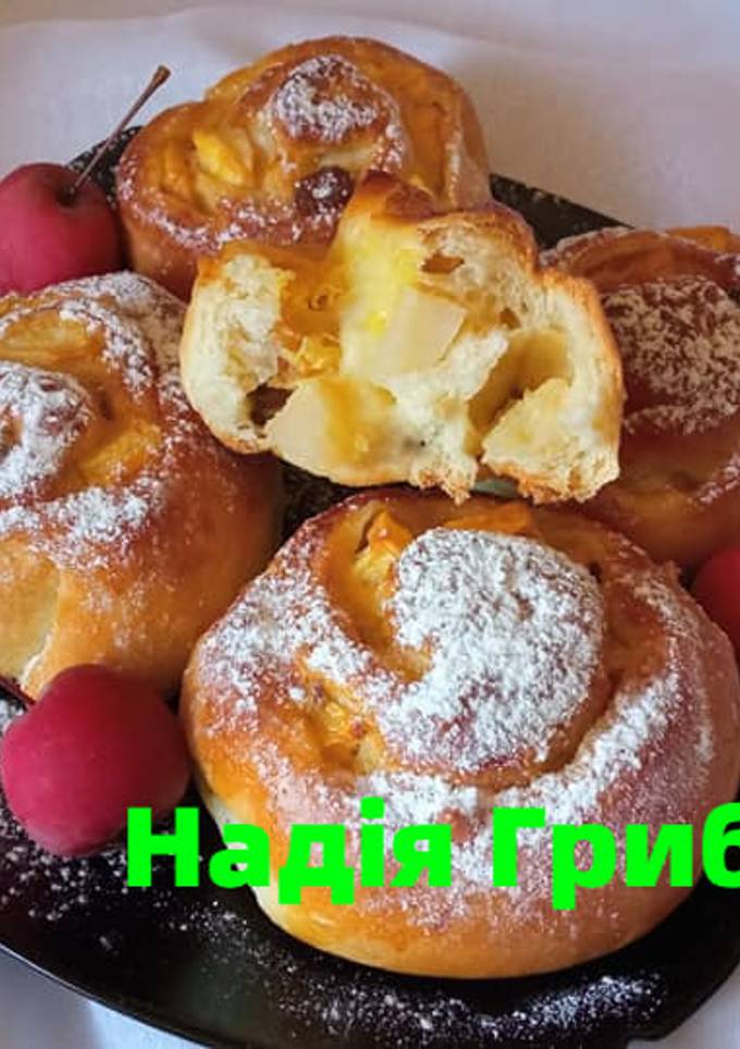 Булочки з яблуками і родзинками