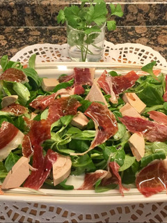 Una foto de Ensalada de Canónigos, Foie y jamón ibérico. Sin gluten