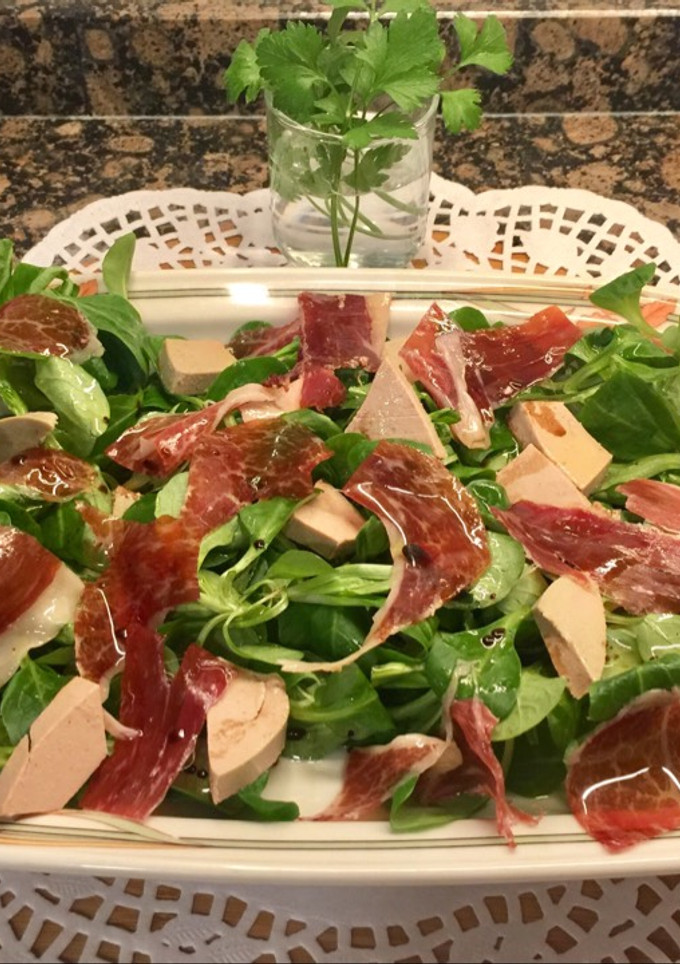 Una foto de Ensalada de Canónigos, Foie y jamón ibérico. Sin gluten