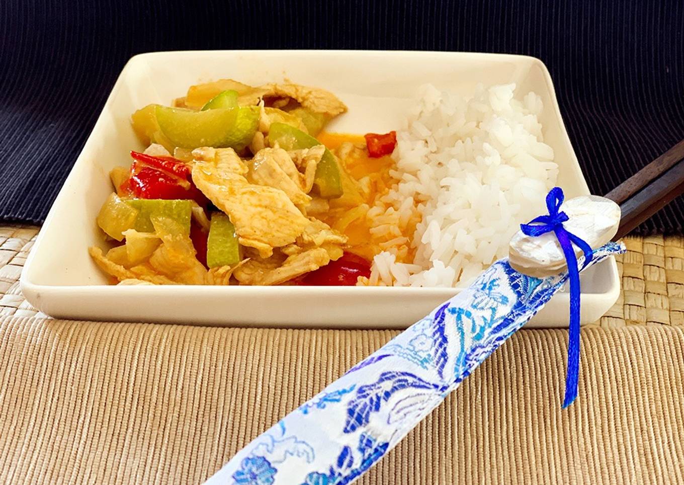 Curry rojo de pollo y verduras