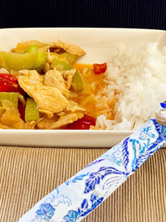 Una foto de Curry rojo de pollo y verduras