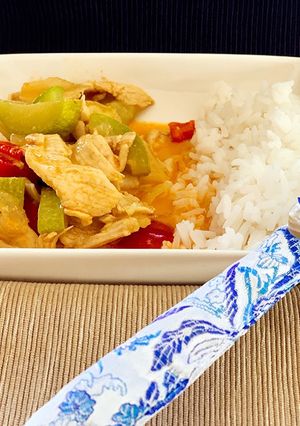 Una foto de Curry rojo de pollo y verduras