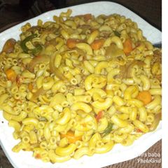 A picture of Veggies macaroni and minced meat.
