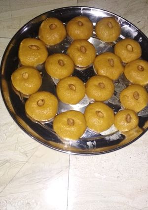 A picture of Besan ladoo.