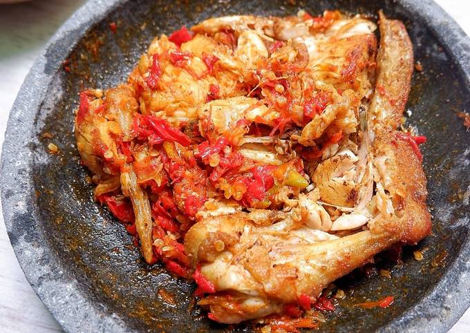 Resep Ayam geprek sambal mantul oleh Ai' Rachman - Cookpad