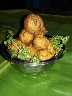 வாழைக்காய் போண்டா (Vaazhaikaai bonda recipe in tamil) செய்முறை முக்கிய புகைப்படம்