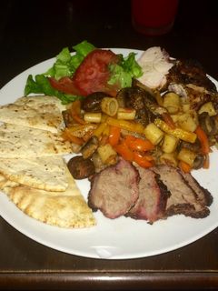 Una foto de Cerdo Ahumado, Bugatelis con Vegetales a las Brasas
