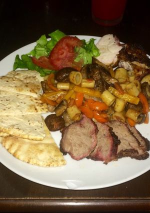 Una foto de Cerdo Ahumado, Bugatelis con Vegetales a las Brasas