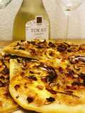 Schneller und einfacher Flammkuchen mit Schinken, Speck und Zwiebeln