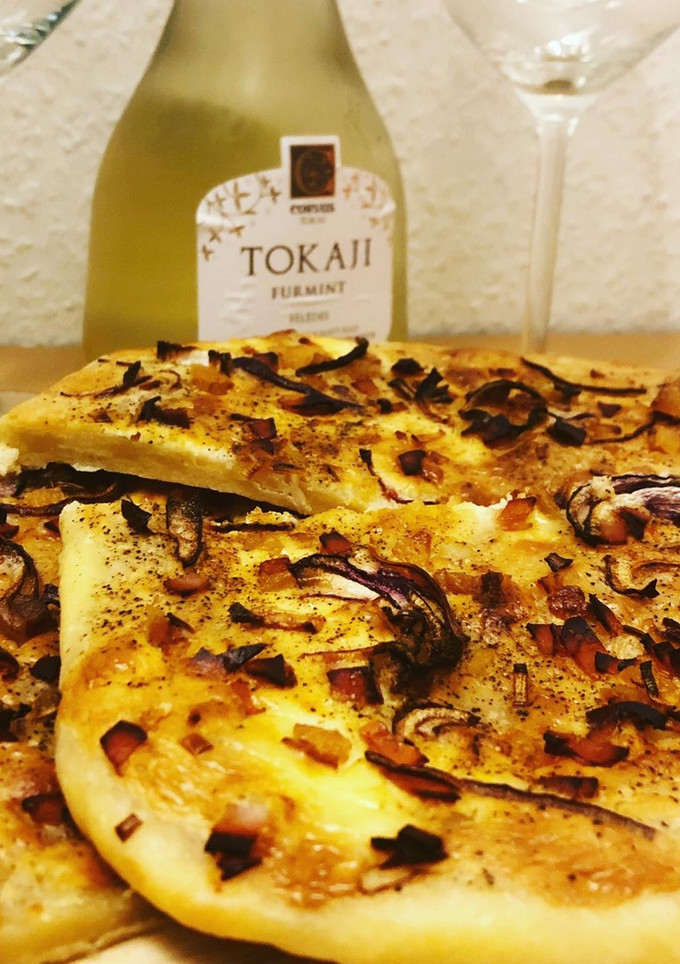 Schneller und einfacher Flammkuchen mit Schinken, Speck und Zwiebeln Rezepthauptbild