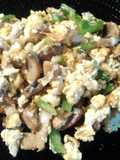 Huevo revuelto con cebolla, chile morron y championes