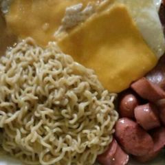 A picture of Indomine,sausage and cheese.