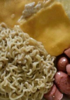 A picture of Indomine,sausage and cheese.